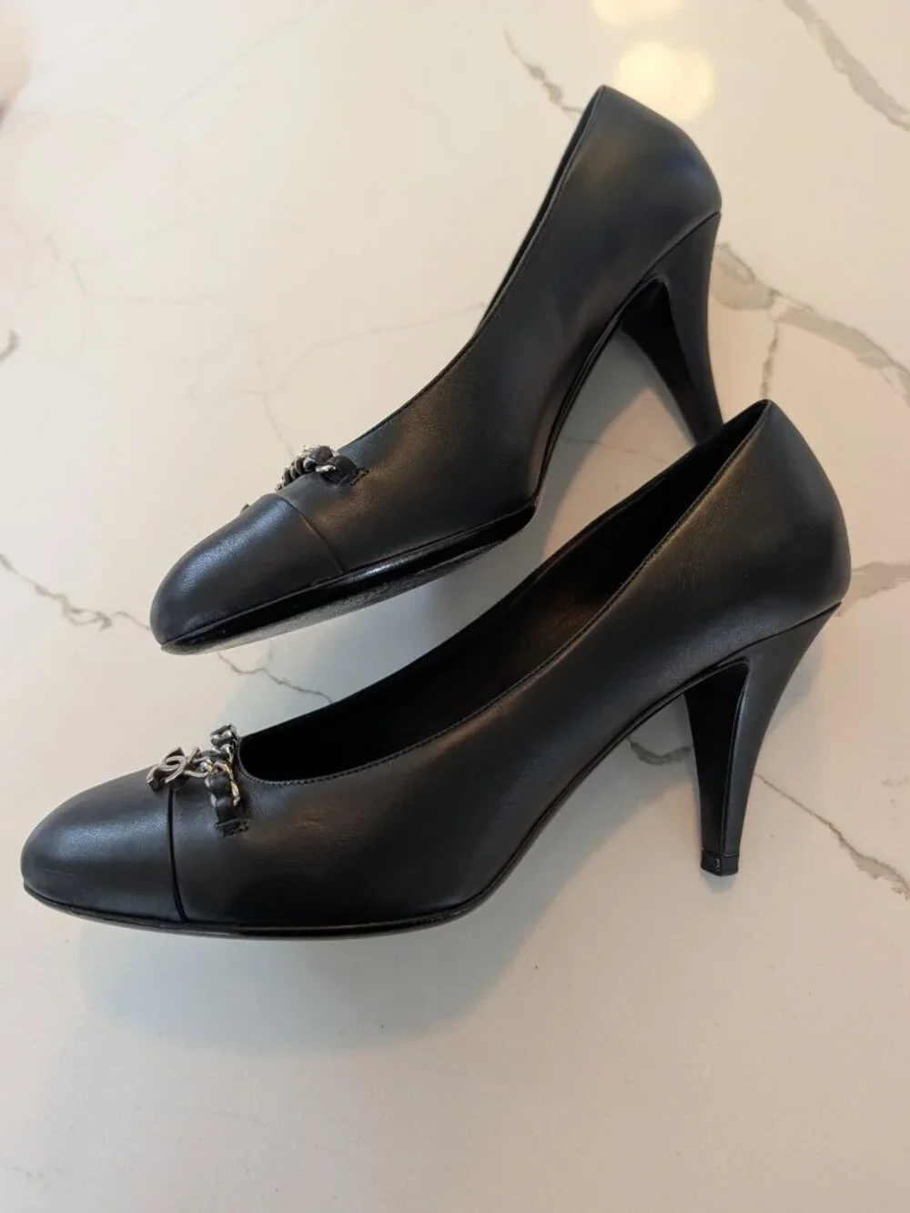 Chanel 2010 Black Lambskin Chain Logo Pumps EU 39 like new!